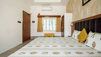 3 bedrooms, iron/ironing board, free WiFi, bed sheets