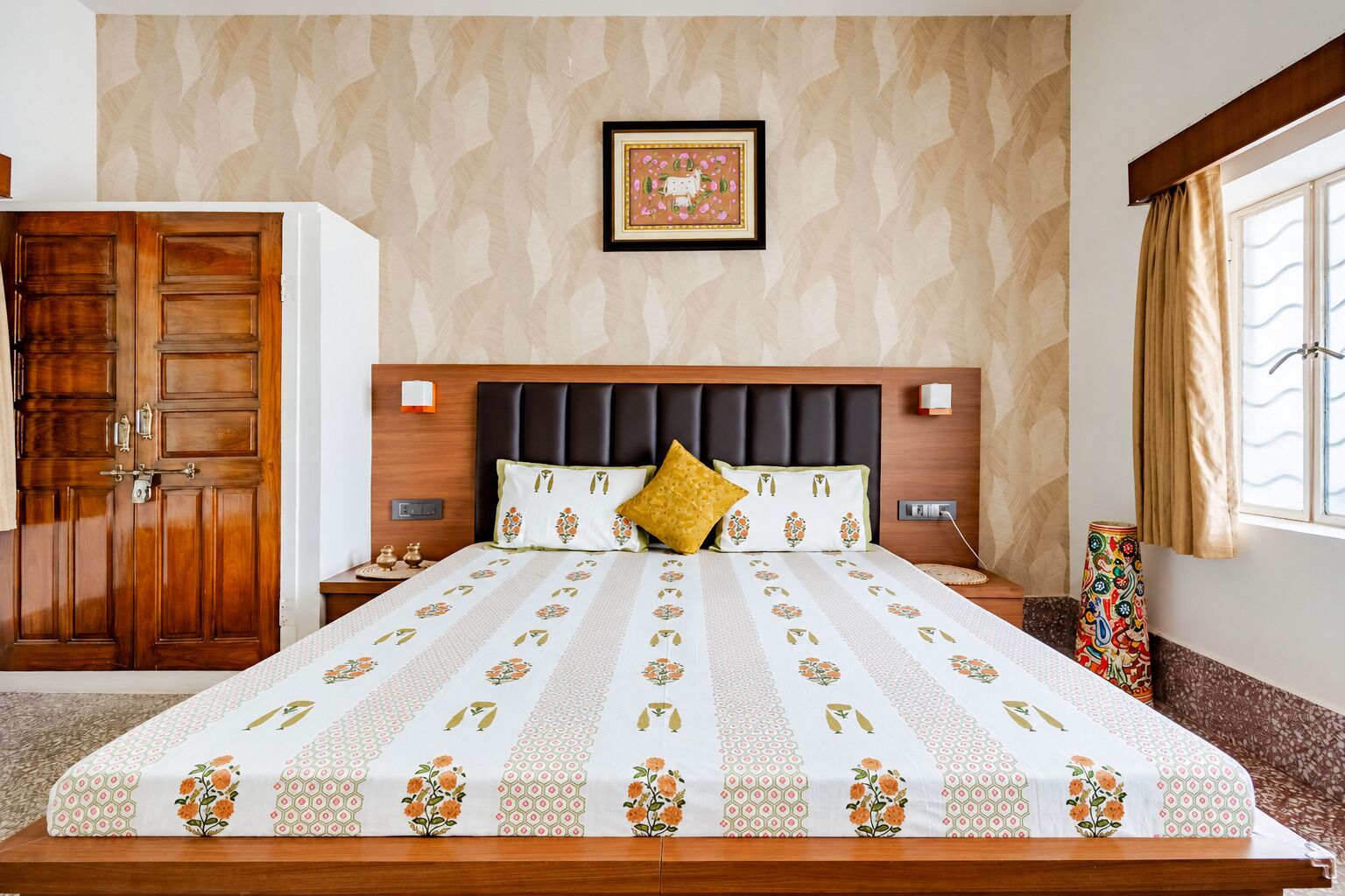 3 bedrooms, iron/ironing board, WiFi (free), bed sheets