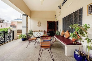 Outdoor dining - Wonderful 3-bedroom house in Jaipur perfect for your getaway/ Free wif-fi/Family (Jaipur)