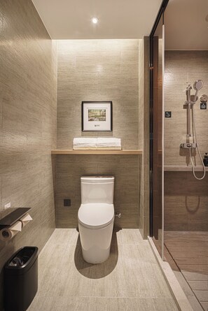 Kamar Single Basic, pemandangan bukit | Kamar mandi | Shower, pengering rambut, handuk, dan sampo