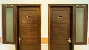 Twee houten deuren met geëtste glaspanelen en een slot.