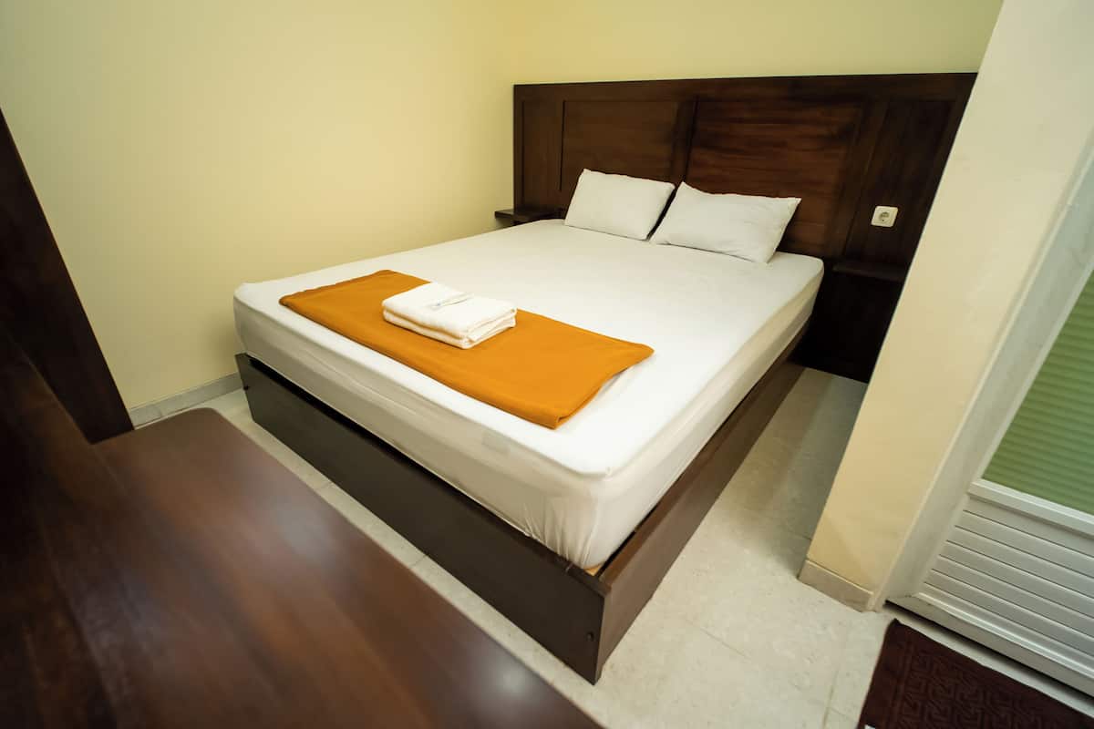 Standard Double Room | Desk, bed sheets