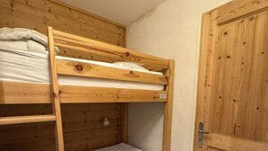 2 quartos, ferros/tábuas de passar roupa, berço de viagem