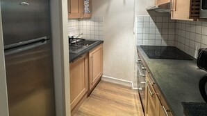 Cafeteira/chaleira, geladeira, micro-ondas, fogão
