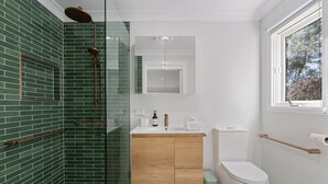 Ein modernes Badezimmer mit Dusche, Toilette und Waschbecken.