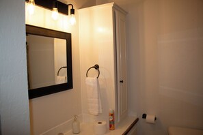 Haartrockner, Handtücher, Seife, Toilettenpapier