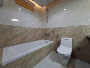 ห้องแฟมิลี่ทริปเปิล | ห้องน้ำ | ของใช้ในห้องน้ำฟรี, ไดร์เป่าผม, ผ้าเช็ดตัว, สบู่