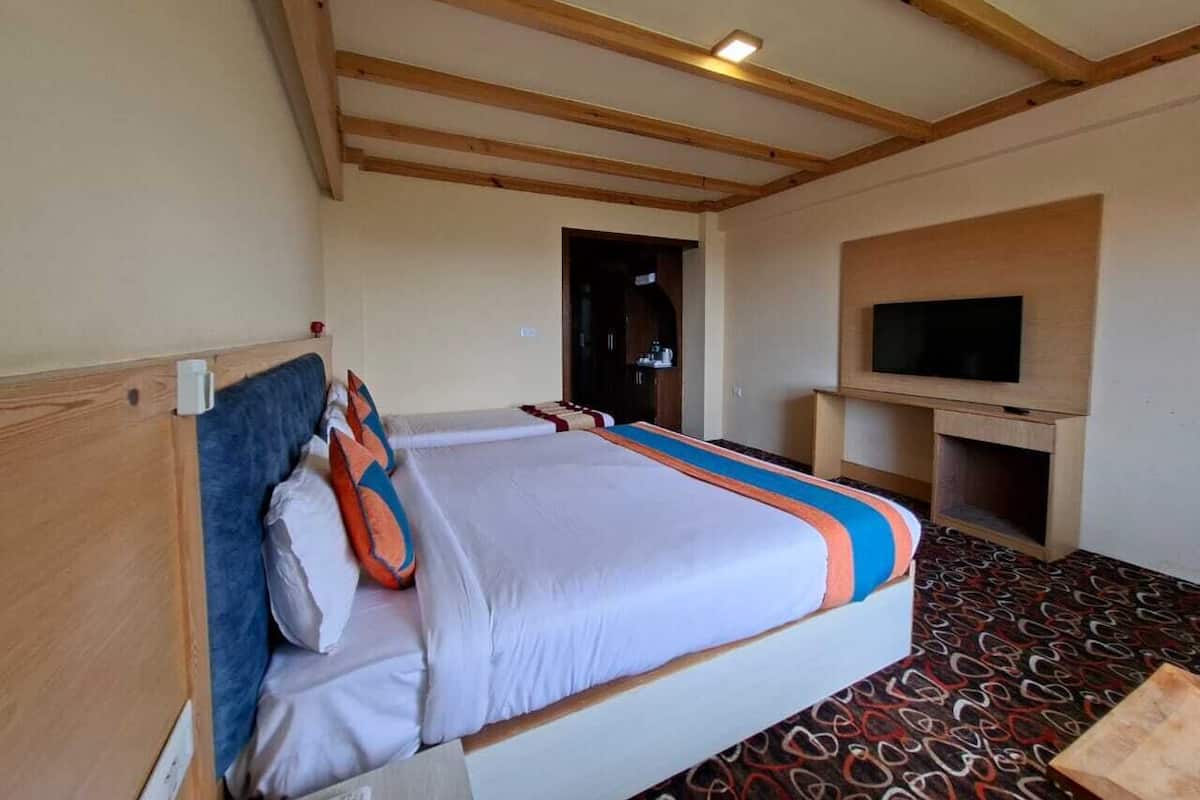 Family Triple Room | Desk, free WiFi