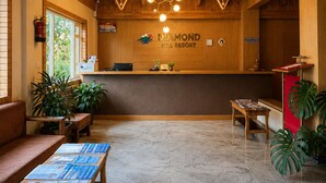 A reception area with a wooden ceiling, a reception desk, and a seating area with a coffee table. - Landmark Diamond Hill (Panaoti)
