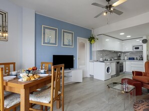 A modern apartment with a dining area, kitchen, and living space. - Sunstay Flat Duquesa Torremolinos (Torremolinos)