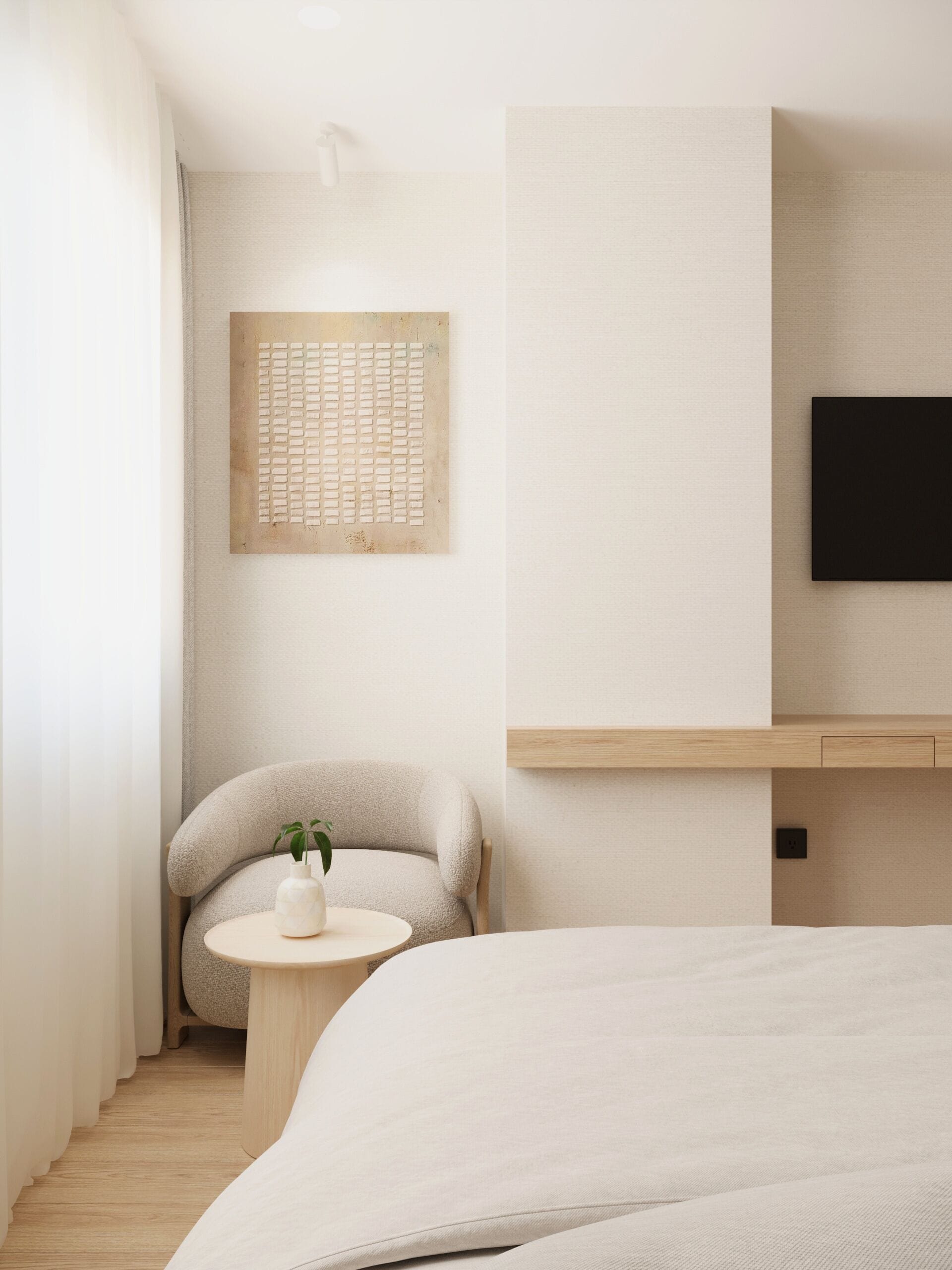 Una habitación de hotel moderna con una cama, una mesita redonda con un florero, una silla y un televisor montado en la pared.