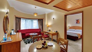 Suite, uitzicht op stad | Een kluis op de kamer, een bureau, een laptopwerkplek, gratis wifi