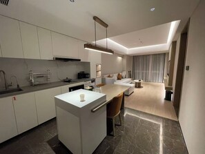 Full-sized fridge, microwave, oven, stovetop - Nester Finn Suites Entertainment Toronto (Toronto)
