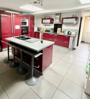 Wasserkocher mit Kaffee-/Teezubehör, Kühlschrank, Mikrowelle, Ofen