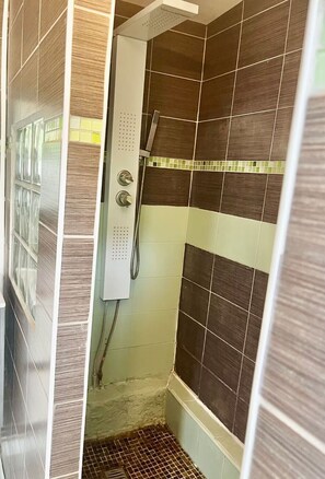 Dusche, Handtücher, Seife, Toilettenpapier