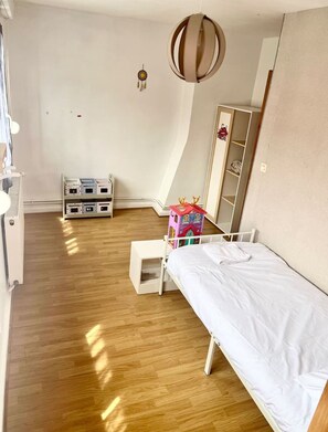 Reisekinderbett, kostenloses WLAN, Bettwäsche