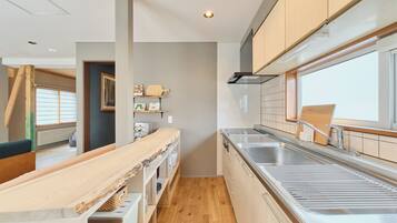 Villa | Cocina privada | Frigorífico grande, microondas, placa de cocina y tostadora
