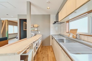 Villa | Cocina privada | Refrigerador con congelador, microondas, parrilla de estufa y tostadora 