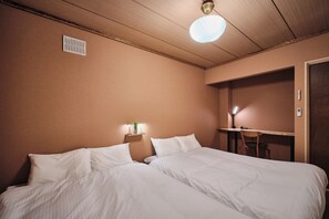 A hotel room with a bed, bedside tables, a desk, and a chair. - Kame no oyado VILLA Ecinke Sapporo (Sapporo)