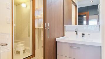 Villa | Desk, laptop workspace, iron/ironing board, free WiFi