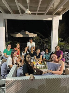 Outdoor dining - Luxurious Villa Rental in Umingan with Private Entrance (Umingan)