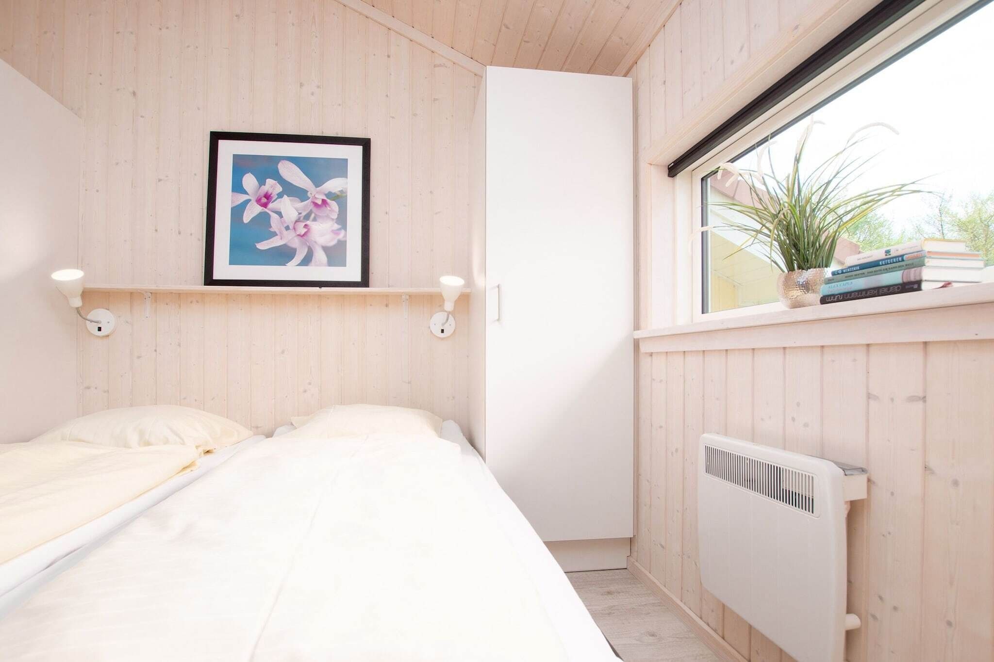 Travel crib, WiFi (free), bed sheets