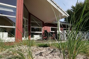 A red building with large windows and a covered porch area. - Großes Familienhaus mit Spa (Großenbrode)