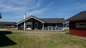 A modern building with a flat roof, large windows, and a covered porch area. - Grobenbrode Baltic Horizon Haven (Großenbrode)