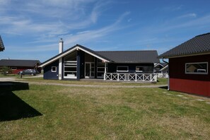 A modern building with a flat roof, large windows, and a covered porch area. - Grobenbrode Baltic Horizon Haven (Großenbrode)