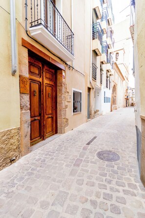 A narrow cobblestone street flanked by buildings with wooden doors and balconies. - Refugi dels Somnis - "Antiguo Pincel" - Charming Tourism in Onda (Onda)