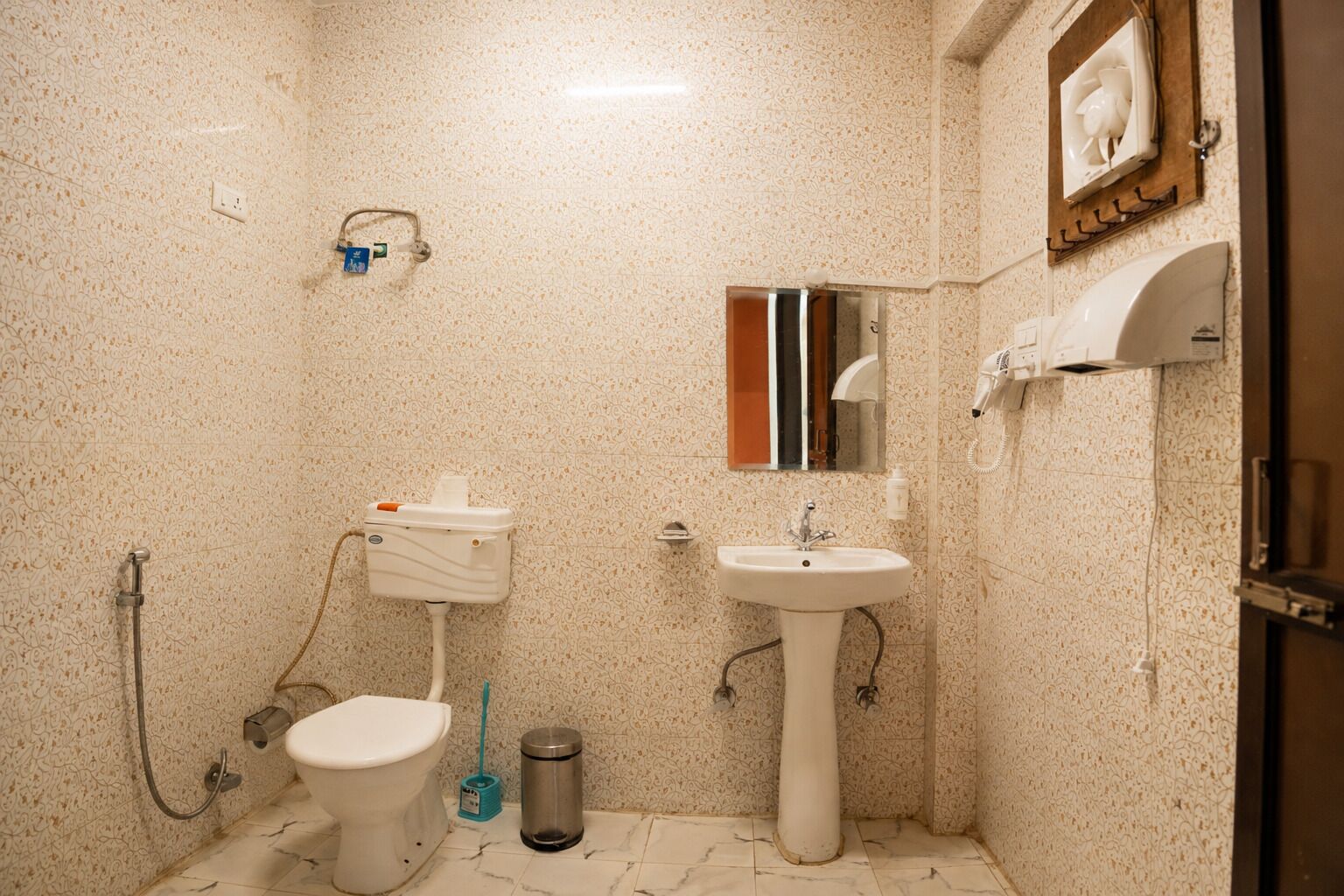 Kylpyhuone, jossa on wc, pesuallas ja suihku.