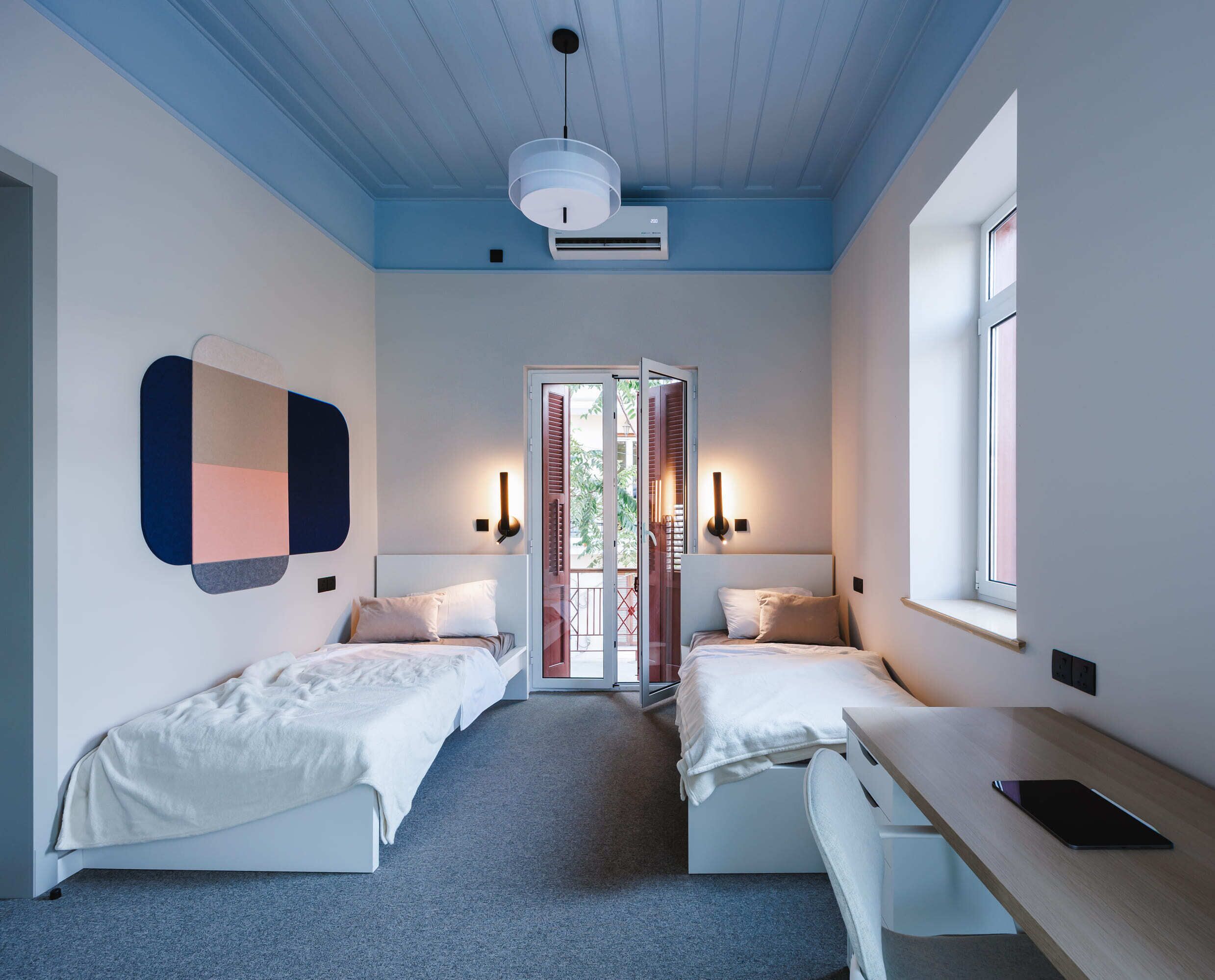 Dormitorio compartido básico, balcón