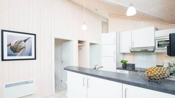Wasserkocher mit Kaffee-/Teezubehör, Kühlschrank, Mikrowelle, Ofen