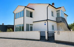 Ein zweistöckiges Gebäude mit flachem Dach, großen Fenstern und einem verschlossenen Eingang.