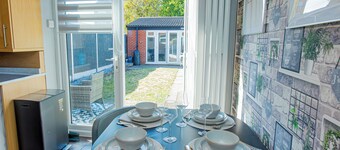 The Cheshire Abode-Central Warrington-Stadium, Station Access-Sleeps 5