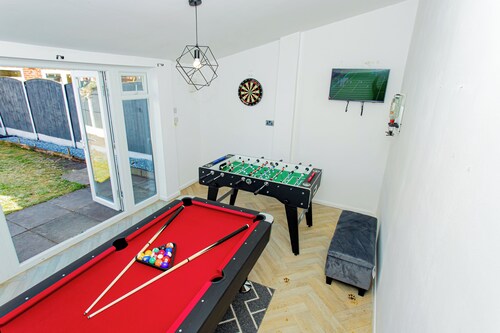 The Cheshire Abode-Central Warrington-Stadium, Station Access-Sleeps 5