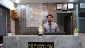 Un mostrador de recepción con encimera de mármol y un cartel que dice 'RECEPTION'.