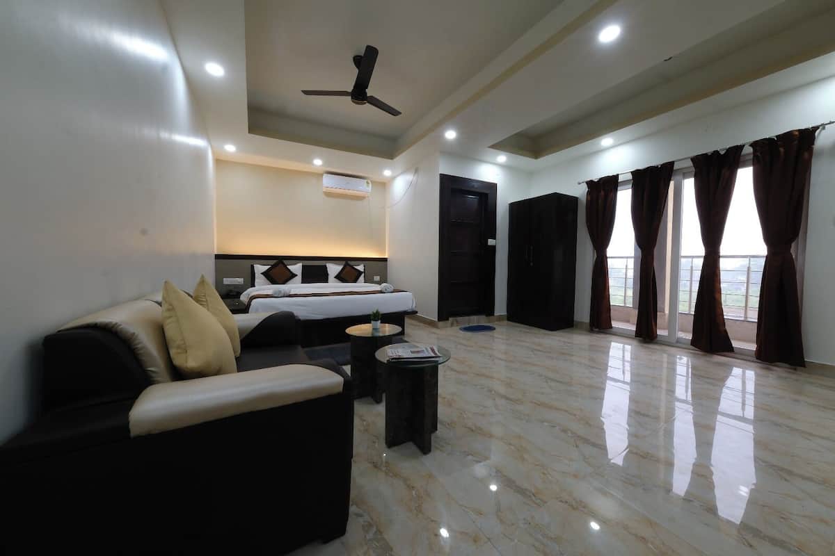 Luxury Room | Soundproofing, iron/ironing board, WiFi (free), bed sheets