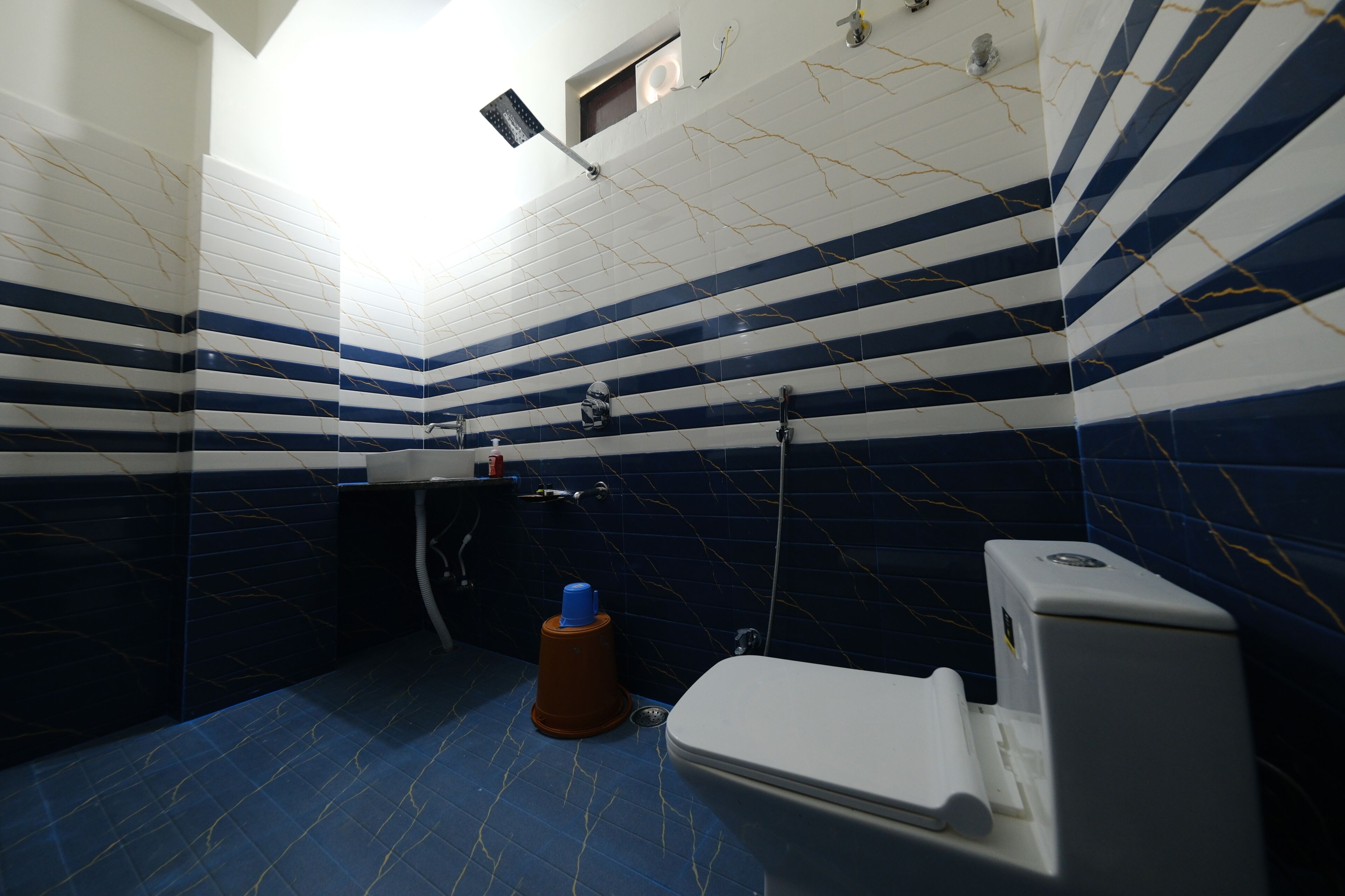Ein Badezimmer mit Toilette, Waschbecken und Dusche.