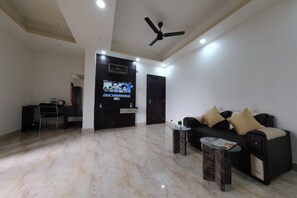 Soundproofing, iron/ironing board, WiFi (free), bed sheets - Hotel Anchor (Ranchi)
