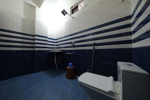 Shower, slippers, towels, soap - Hotel Anchor (Ranchi)