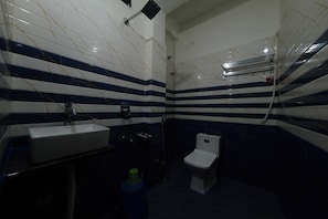 Shower, slippers, towels, soap - Hotel Anchor (Ranchi)