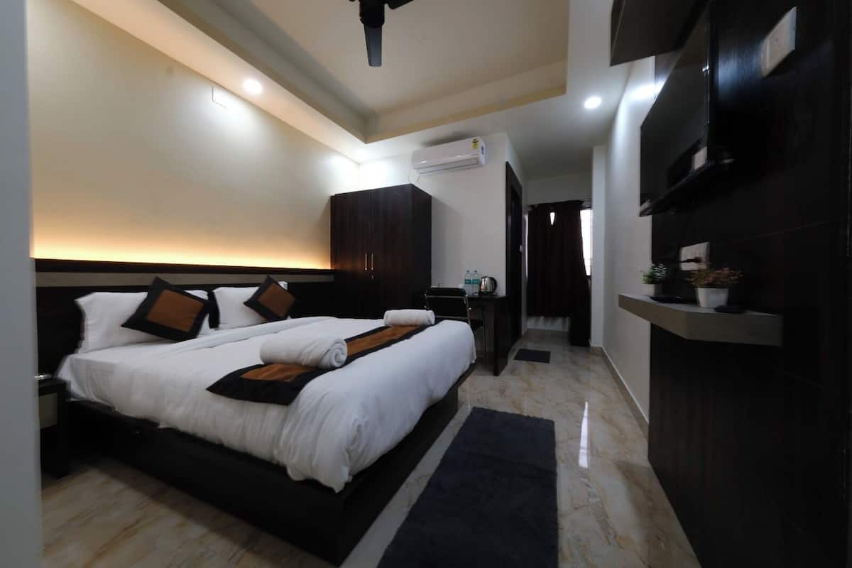 Deluxe Room | Soundproofing, iron/ironing board, WiFi (free), bed sheets