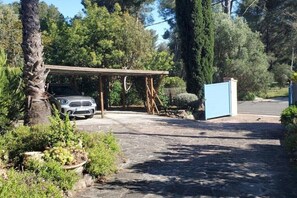 Property grounds - Cozy one-bedroom apartment 5 minutes from Almanarre — peace, comfort, and tranquility in Carqueiranne (Carqueiranne)