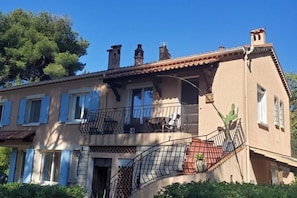 Exterior - Cozy one-bedroom apartment 5 minutes from Almanarre — peace, comfort, and tranquility in Carqueiranne (Carqueiranne)