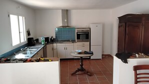 A compact kitchen with a sink, stove, and cabinets. - House in the Provençal countryside (Le Thoronet)