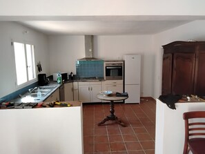 A compact kitchen with a sink, stove, and cabinets. - House in the Provençal countryside (Le Thoronet)