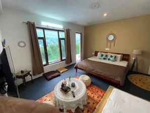 Phòng đôi Superior, 1 giường cỡ queen, có phòng tắm riêng, quang cảnh núi | Bàn, khu vực làm việc phù hợp cho laptop, màn/rèm cản sáng 