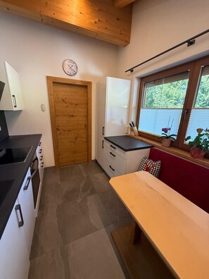 Coffee/tea maker, fridge, oven, stovetop - Vacation rental in Alpbach for up to 4 people, including the Alpbachtal Card (Alpbach)