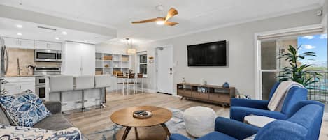 Un espacio habitable moderno con cocina, comedor y zona de estar.